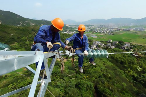 危險作業的電力工人